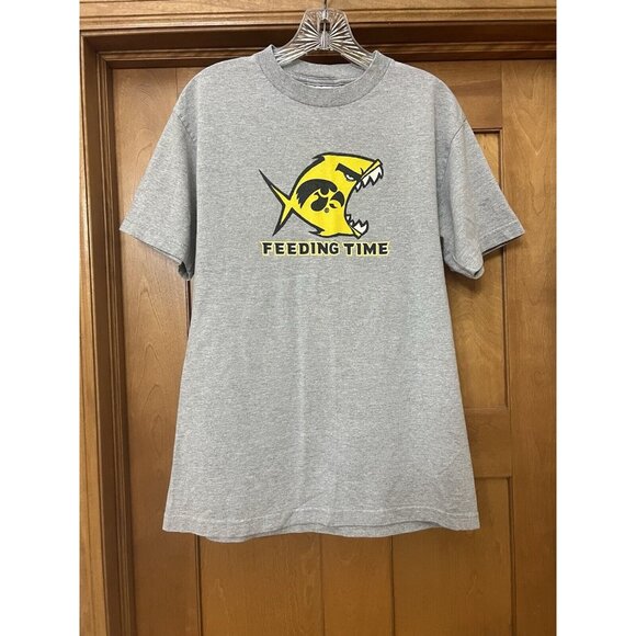 Iowa Hawkeyes Feeding Time Top Of the Food Chain T-Shirt Vintage Y2K Medium - Picture 2 of 14